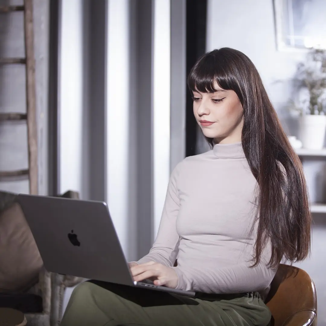 A woman taking a Spanish class via Zoom
